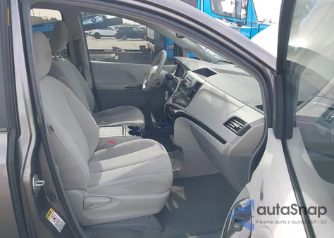 2014 Toyota Sienna Le V6 8 Passenger z USA, uszkodzony, nr VIN 5TDKK3DC5ES422682